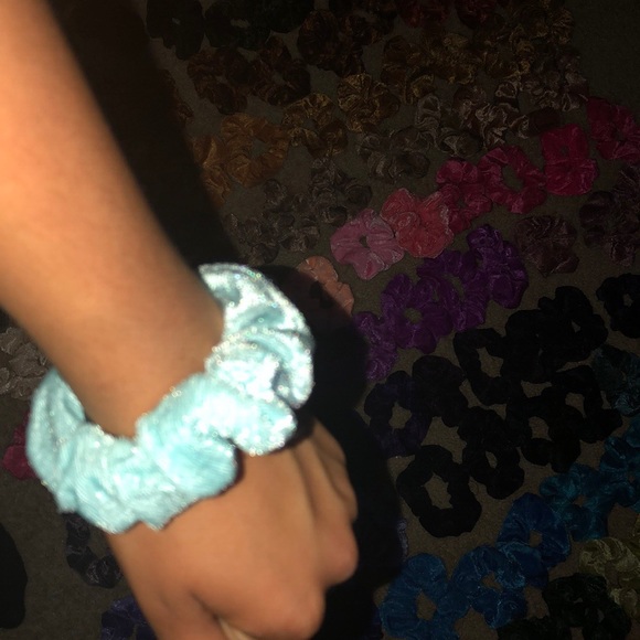 Lot of Scrunchies-10 for 14 - Picture 6 of 7